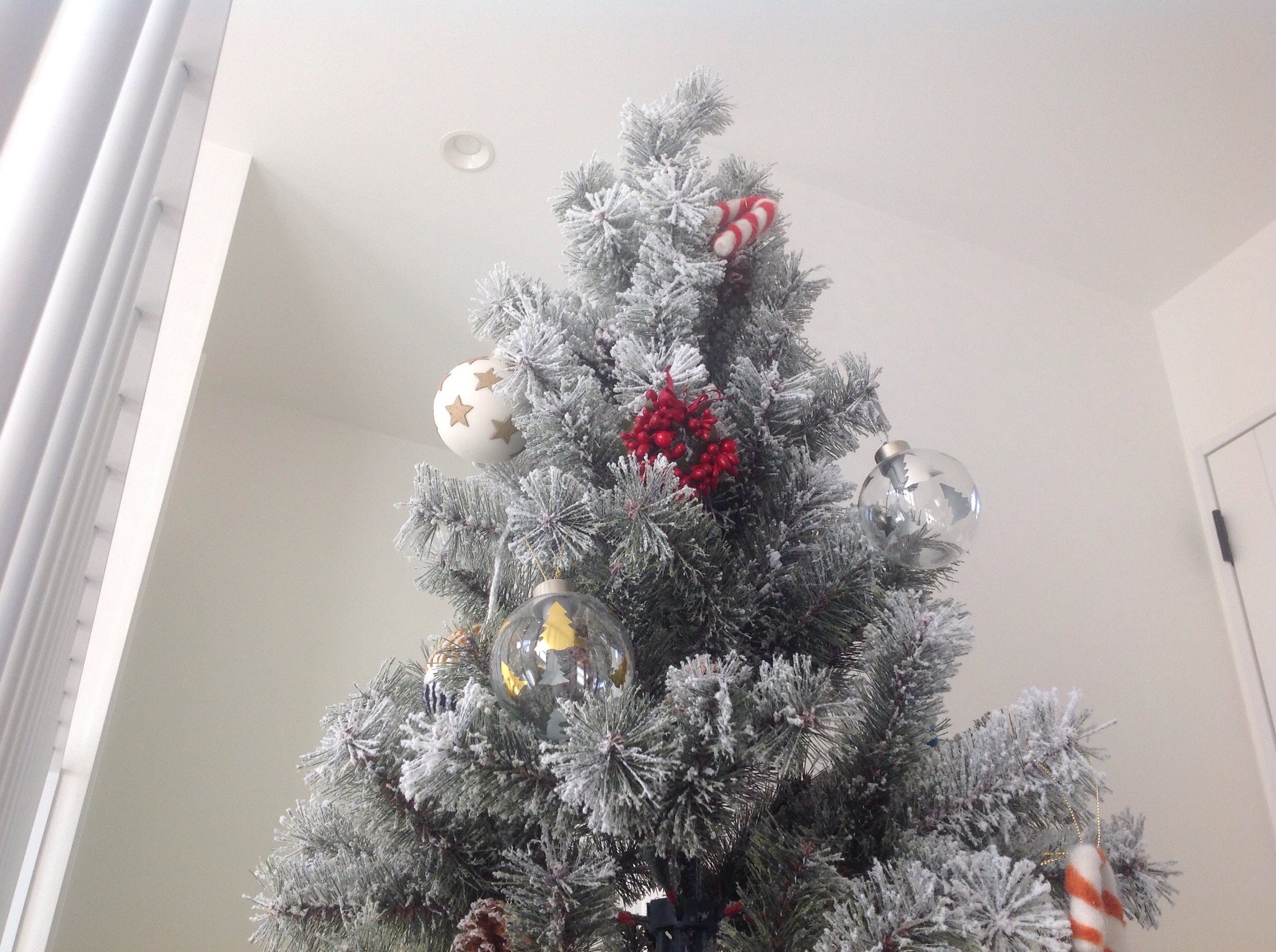 部屋の雰囲気も変わる！北欧系のおしゃれなクリスマスツリーはコレに決まり